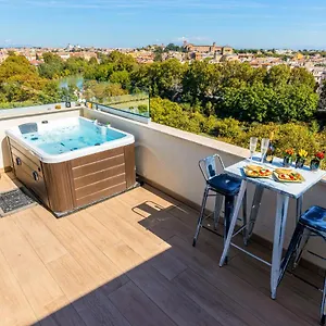 Penthouse With A Panoramic Rooftop In Trastevere With Seasonally Jacuzzi Rome